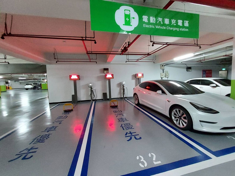 高雄推電動車優先格位充電車格加設智慧地鎖 生活 中央社cna 高雄推電動車優先格位充電車格加設智慧地鎖 生活 中央社cna