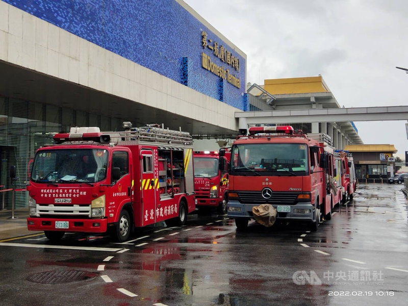 台北松山機場第二航廈內19日發生意外，警方表示，52歲魏姓男子在航廈內勘察消防工程場地時，疑不明原因從2樓摔至1樓，送醫搶救仍宣告不治。（翻攝畫面）中央社記者劉建邦傳真  111年2月19日