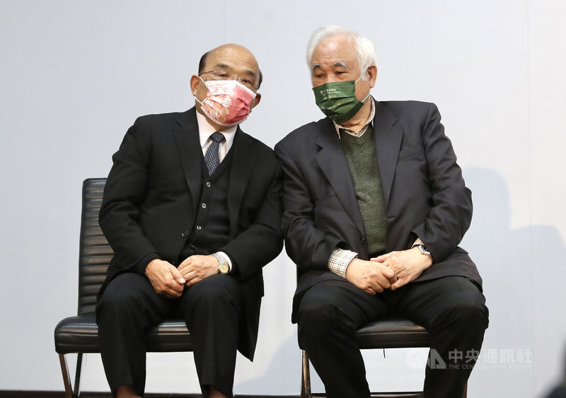 國史館19日下午舉行「戰後台灣政治案件─美麗島事件史料彙編」新書發表會,總統府資政姚嘉文(右)、行政院長蘇貞昌(左)出席,席間交換意見。中央社記者張皓安攝 111年2月19日