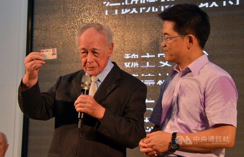 白冷會瑞士籍魏主安神父到台東已有58年,日前病逝,將長眠台東,安葬於東海岸的小馬教堂墓園。2017年內政部委託台東縣政府發給魏主安神父(左)中華民國身分證時,他開心喊出「我是正港台灣人」。中央社記者盧太城台東攝 111年2月19日
