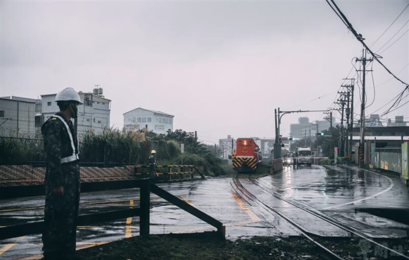 中興一號支線專用的新北市鶯歌八德路平交道,不同一般平交道使用自動感應號誌,此平交道必須使用人力操作及指揮。(軍聞社提供)中央社記者游凱翔傳真 111年2月19日