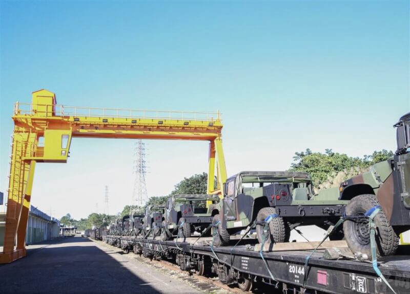 修護完成的軍用車輛,由官兵「上鐵皮」固定,經由鐵路運往目的地。(軍聞社提供)中央社記者游凱翔傳真 111年2月19日