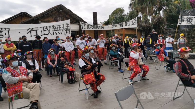 台東南王部落109年在卑南文化公園舉辦聯合年祭活動,使用空拍機遭民航局罰30萬元。近百名卑南族人19日上午前往台東航空站,拉布條高喊口號陳情。中央社記者盧太城台東攝 111年2月19日