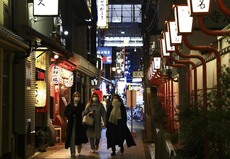 日本疫情延燒,大阪18日呼籲高齡人士避免前往高染疫風險場所等。圖為大阪道頓堀。(共同社)