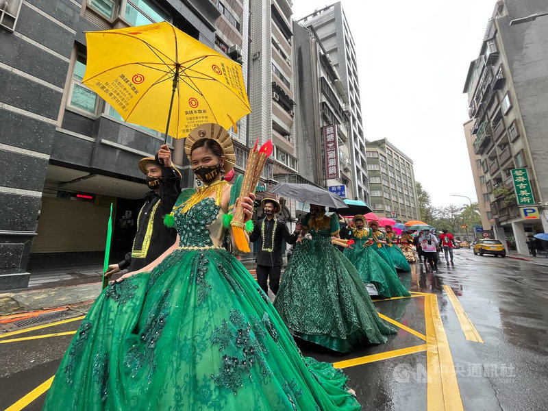 馬尼拉經濟文化辦事處偕台北市政府與聖多福天主教堂協力舉辦首屆「菲律賓聖嬰嘉年華會」，20日熱鬧登場，儘管寒流來襲，也不減參加者熱情。中央社記者趙世勳攝　111年2月20日