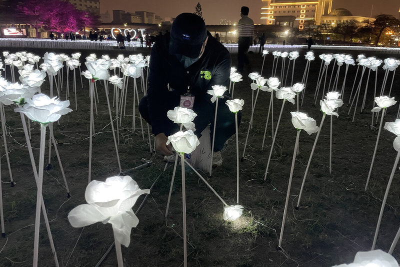 台南白玫瑰燈海折損多市府籲拍照勿闖燈區 地方 中央社cna