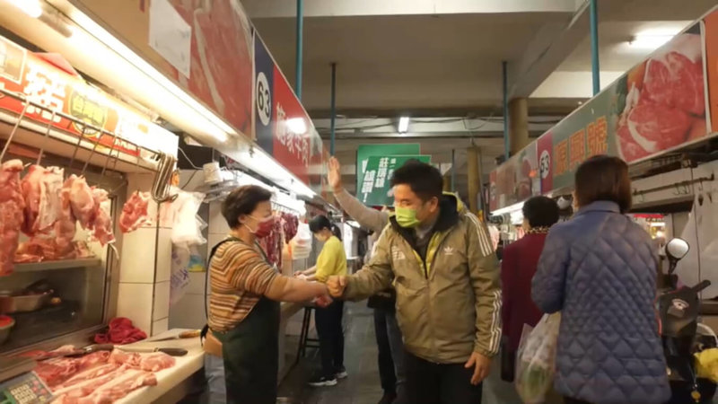 民進黨屏東縣長初選將在4月初完成民調,表態參加的莊瑞雄(中)到市場內掃街,與選民面對面。(莊瑞雄服務處提供)中央社記者李卉婷傳真 111年2月20日