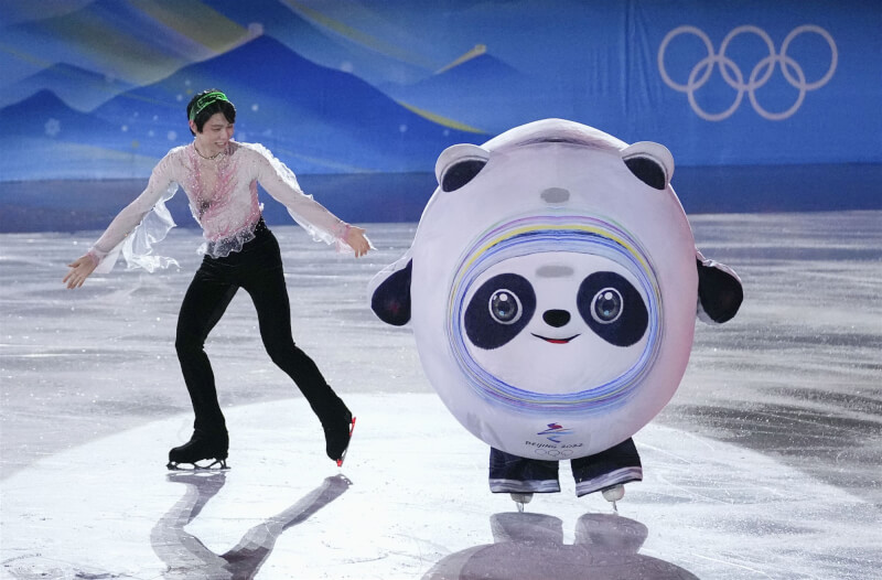 北京冬奧20日舉行花式滑冰表演,日本花滑選手羽生結弦與吉祥物「冰墩墩」一同滑冰。(共同社)