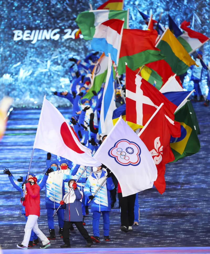 2022年北京冬季奧運20日晚舉行閉幕式,台灣代表團由19歲的滑雪女將李玟儀(前左2)擔任掌旗官。(共同社)