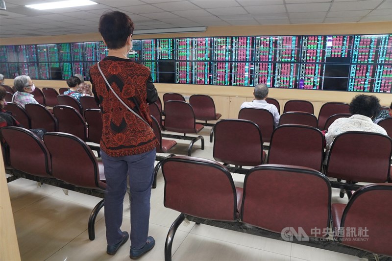 法人指出,俄烏邊境持續緊張,外在變數仍影響台股走勢。不過多頭格局未遭破壞,預計維持高檔區震盪整理。(中央社檔案照片)
