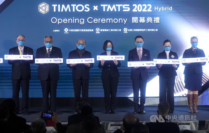 台灣兩大工具機展首度結盟辦理的TIMTOS x TMTS 2022聯展,21日在南港展覽館舉行開幕典禮,總統蔡英文(左4)、台灣工具機暨零組件工業同業公會理事長許文憲(左)、台灣機械公會理事長魏燦文(左2)與行政院長蘇貞昌(左3)、經濟部長王美花(右2)等人一同啟動儀式。中央社記者鄭傑文攝 111年2月21日
