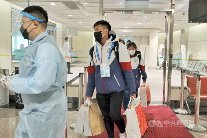 2022年北京冬季奧運台灣代表團一行8人22日搭機返台,成員下機後,先由服務人員引導前往進行健康宣告,隨後帶往發燒篩檢站旁的房間進行深喉唾液採檢,再回到環宇商務中心休息,等待提取行李通關前往防疫旅館。中央社記者吳睿騏桃園機場攝 111年2月22日