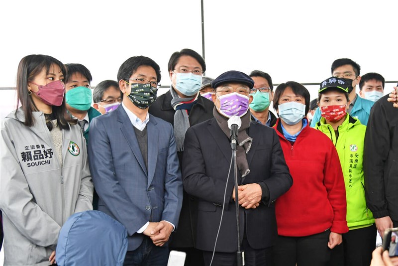 行政院長蘇貞昌(前中)22日宣布基隆捷運計畫定案,經費從80億元提高到425億元,中途將設13個捷運站,運量從每小時5000人提高到1.5萬人。(行政院提供)中央社記者陳俊華傳真 111年2月22日