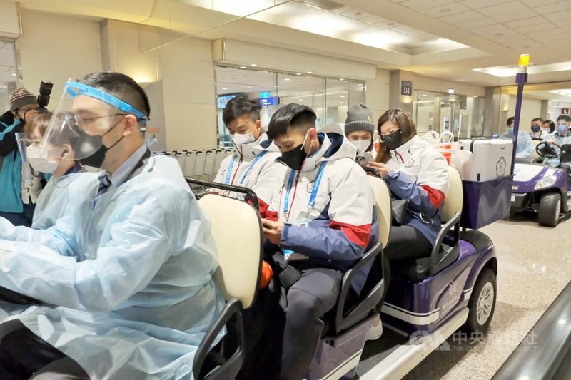 2022年北京冬季奧運台灣代表團一行8人搭乘日航班機22日下午飛抵桃園國際機場,團員們下機後遵守防疫規定,未接受媒體訪問。中央社記者吳睿騏桃園機場攝 111年2月22日