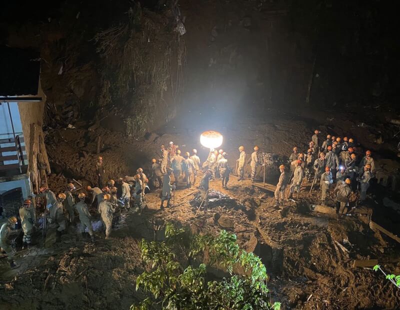 巴西里約山城貝德羅保利斯15日遭遇暴雨襲擊,引發洪水和土石流,罹難人數增至180人,州民防廳仍在持續搜救。(圖取自twitter.com/cbmerjoficial)