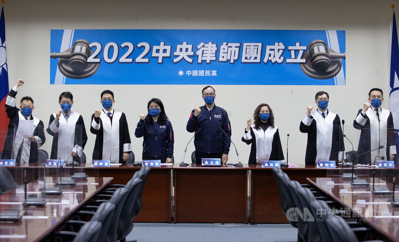 備戰年底大選,國民黨22日舉行2022中央律師團成立記者會,黨主席朱立倫(右4)、考紀會主委李貴敏(左4)和出席的律師們高喊「反抹黑、護公義」。中央社記者謝佳璋攝 111年2月22日