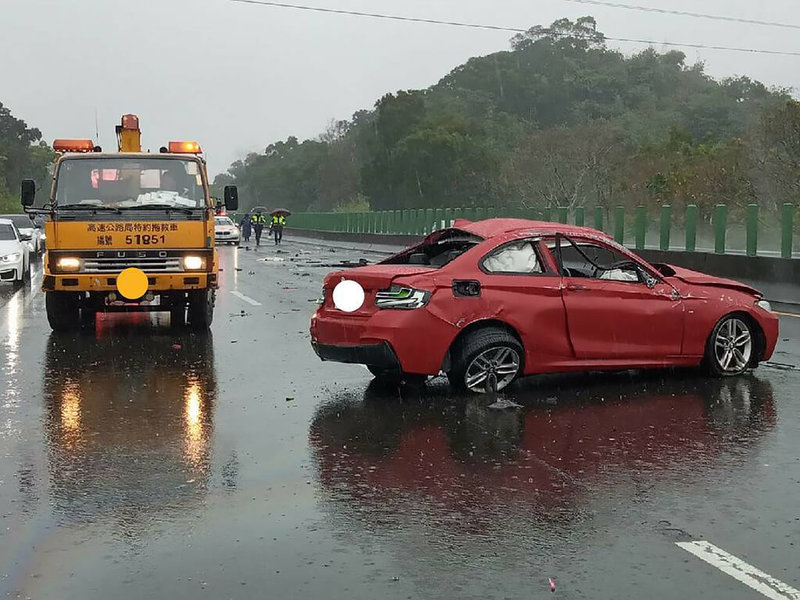 國3梅山段天雨路滑轎車自撞分隔島釀1死1傷 社會 中央社cna