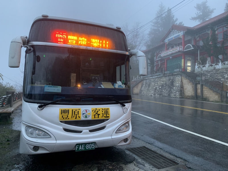 中橫便道17公里路段21日因巨石崩落擊損橋梁,交通中斷,豐原客運865路公車23日起改道行駛原6506公路客運路線,從豐原發車經埔里、合歡山至梨山。(民眾提供)中央社記者趙麗妍傳真 111年2月23日