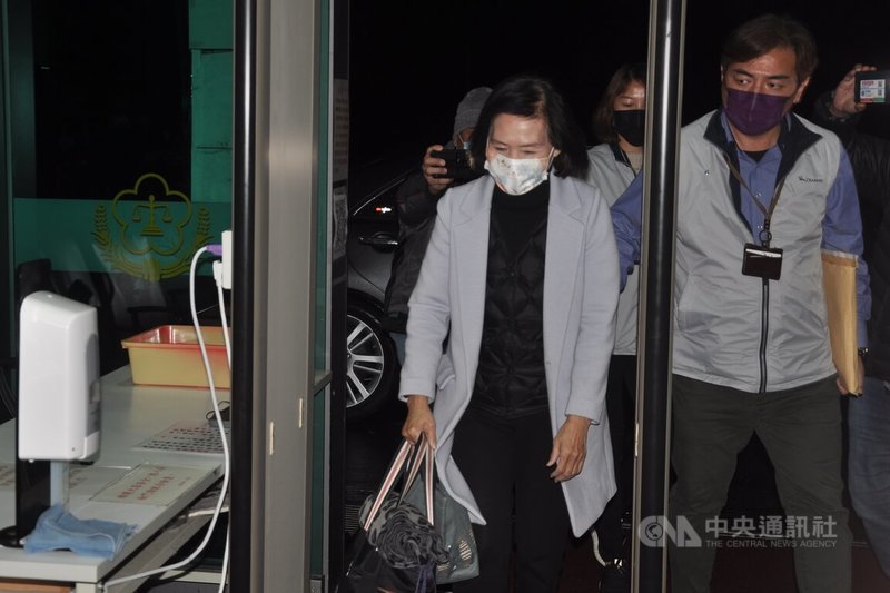 宜蘭縣長林姿妙(前左)22日因案再度遭廉政署約談,經偵訊後23日凌晨1時30分許,遭移送宜蘭地檢署複訊。中央社記者沈如峰宜蘭縣攝 111年2月23日