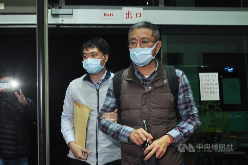 宜蘭縣長林姿妙因案再度遭法務部廉政署約談,另有部分縣府一級主管也遭偵訊。經檢方複訊後,縣府農業處長康立和(前右)因涉及貪污治罪條例,遭聲押禁見。中央社記者沈如峰宜蘭縣攝 111年2月23日