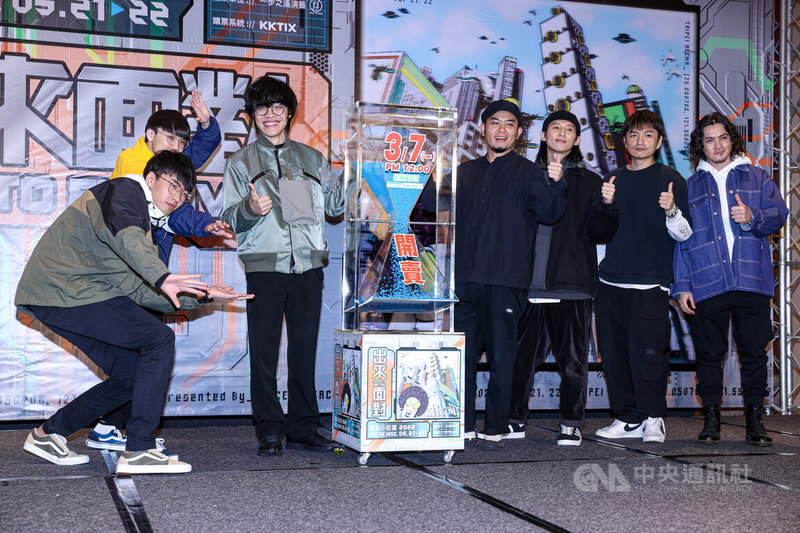 「出來面對音樂節」5月將在台北小巨蛋登場，門票3月7日正式開賣，歌手盧廣仲（右5）與樂團滅火器、荷爾蒙少年等人23日一同出席記者會，號召大家「出來面對」。中央社記者鄭清元攝  111年2月23日