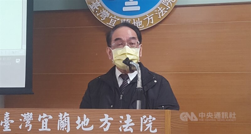 宜蘭地檢署偵辦宜蘭縣府弊案,23日凌晨聲押宜蘭縣長林姿妙、林姿妙女兒林羿伶與縣府農業處長康立和,宜蘭地方法院發言人黃永勝(圖)表示,經法官開庭訊問3名被告後,裁定林姿妙新台幣80萬元交保,林羿伶和康立和請回。中央社記者王朝鈺攝 111年2月23日