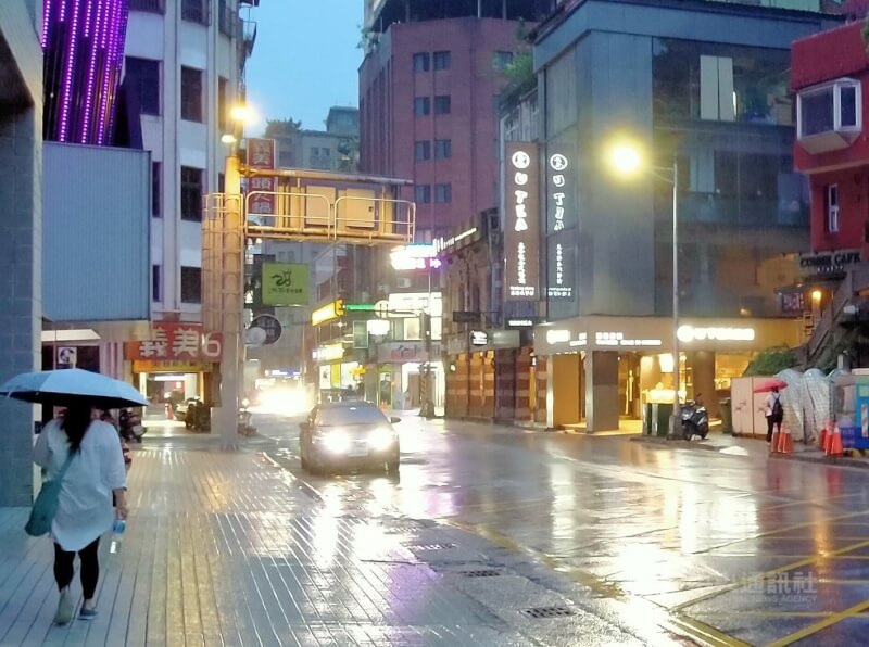 基隆自今年1月起至2月21日,降雨日數共47天,創2012年以來最多雨日。圖為基隆街頭。(中央社檔案照片)