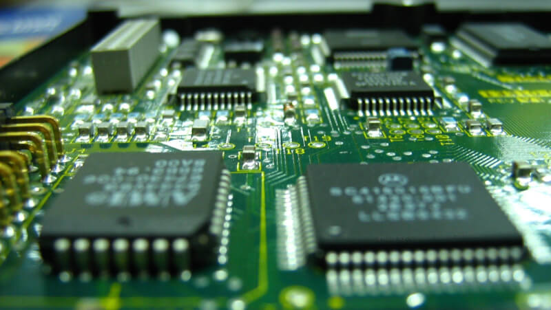 美國商務部長雷蒙多5月31日示警，全球晶片短缺可能延續至2023年。（圖取自Pixabay圖庫）