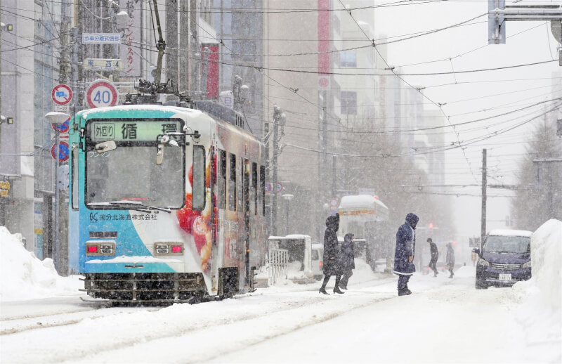 日本北海道受連日大雪,札幌市中心街道被雪覆蓋。(共同社)
