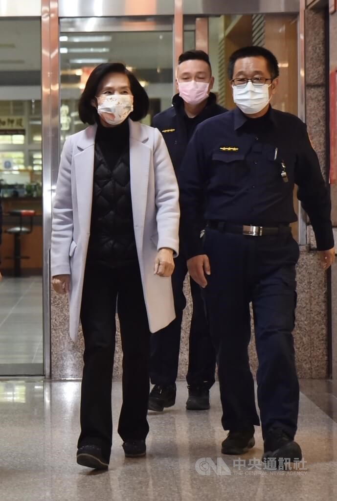 宜蘭地檢署偵辦宜蘭縣政府疑涉貪污等弊案,傳喚宜蘭縣長林姿妙(左)及兒女等被告20多人。宜蘭地院23日上午召開羈押庭,林姿妙以新台幣80萬元交保。林姿妙步出法院,面對媒體詢問並未回應。中央社記者趙世勳攝 111年2月23日