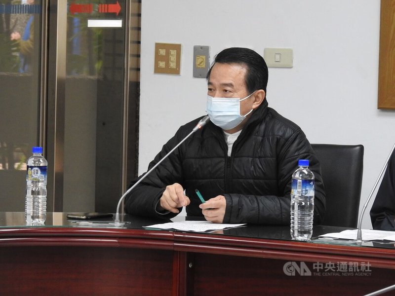 無黨團結聯盟新北市議會黨團24日舉行記者會要求提高義交待遇;新北市警局副局長黃勢清在會中表示,樂觀其成,將向市府建議爭取比照台北市標準。中央社記者王鴻國攝 111年2月24日