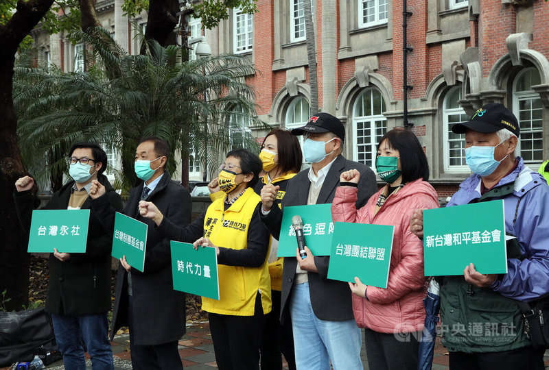 參加北京冬季奧運的台灣選手黃郁婷言行引發爭議。多個民間團體24日上午前往監察院遞交檢舉函,要求對教育部提出糾正,並對體育署代理署長林騰蛟、副署長林哲宏及洪志昌提出彈劾。中央社記者郭日曉攝 111年2月24日