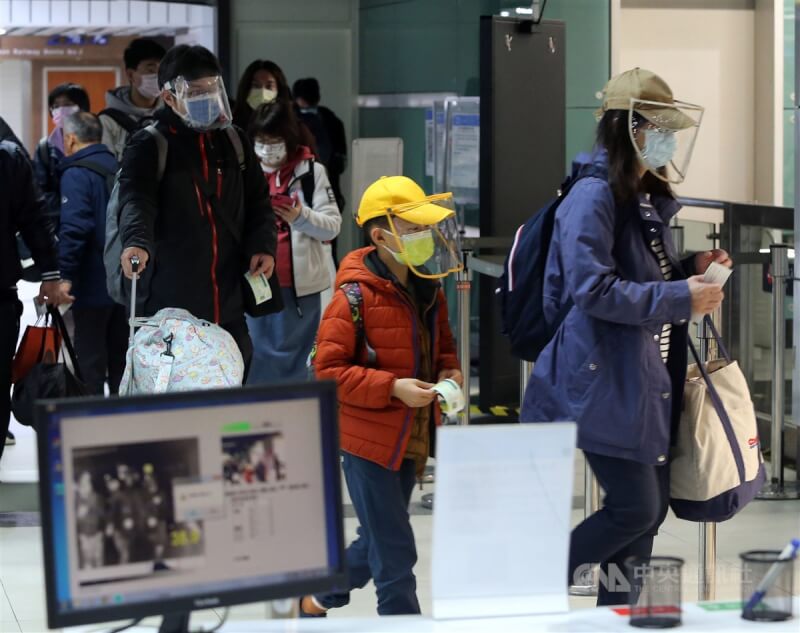 國內24日新增7例本土病例。圖為民眾搭大眾運輸時戴口罩防疫。（中央社檔案照片）