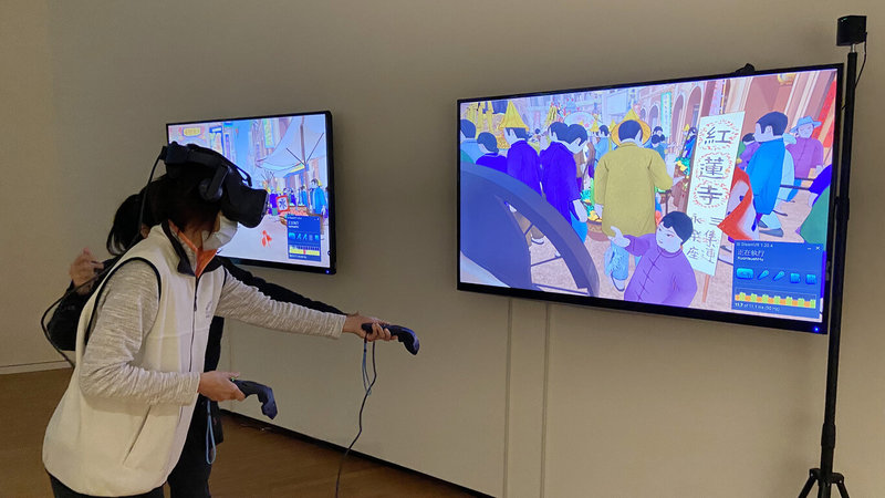 亞洲大學現代美術館24日舉辦雙特展開幕活動,展覽特與郭雪湖基金會合作,透過VR體驗「望鄉三態」,讓民眾搶先感受藝術元宇宙,走入藝術家郭雪湖的畫中世界,親身體驗1930年代大稻埕的繁榮。(亞大現代美術館提供)中央社記者蘇木春傳真 111年2月24日