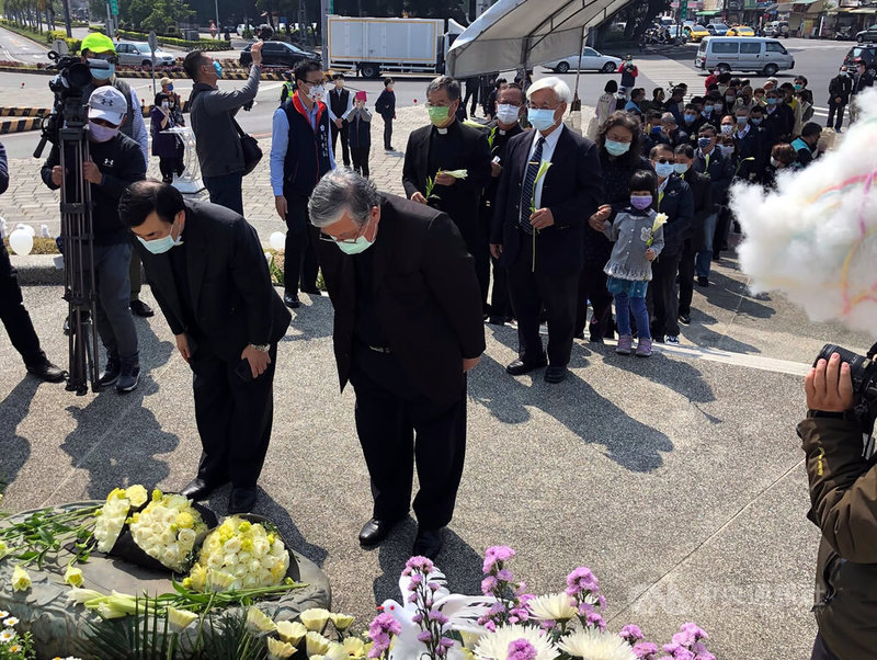 嘉義市政府25日在228紀念碑前舉行228事件75週年追思紀念會,當年受難者家屬們出席與會,依序在紀念碑前獻花、鞠躬致意。中央社記者黃國芳攝 111年2月25日