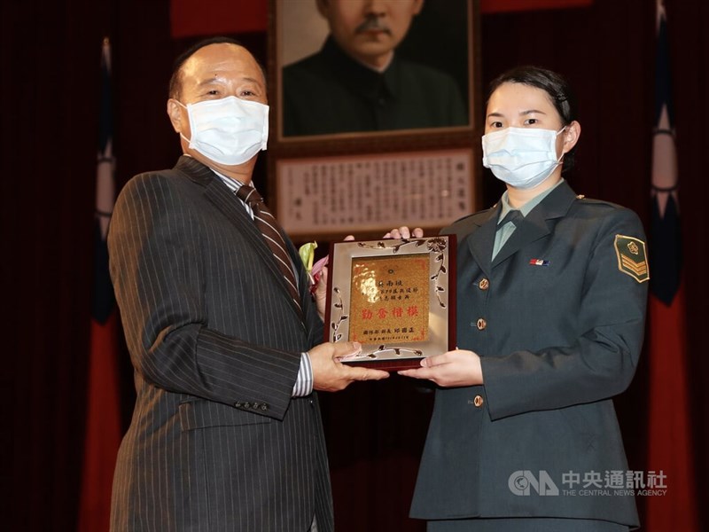 內政部與國防部25日在台北聯合舉辦第79屆兵役節慶祝大會暨頒獎典禮,國防部軍政副部長柏鴻輝(左)頒發獎牌給陸軍司令部十軍團招募組上兵吳雨璇(右)。中央社記者張皓安攝 111年2月25日