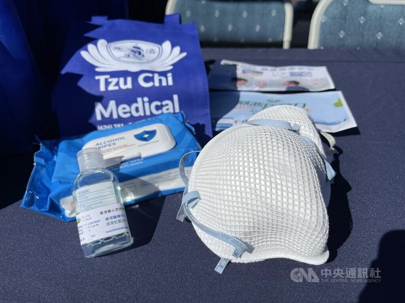 慈濟美國醫療中心近期獲得美國政府分配的2萬個N95口罩,搭配消毒紙巾與乾洗手液發送給民眾。中央社記者林宏翰洛杉磯攝 111年2月25日