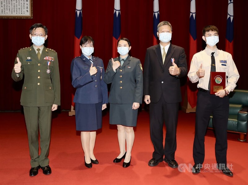 內政部與國防部25日在台北聯合舉辦第79屆兵役節慶祝大會暨頒獎典禮,表揚憲兵司令部第205指揮部上校袁昱舟(左起)、空軍司令部人事軍務處少校鍾玟、陸軍司令部十軍團招募組上兵吳雨璇、彰化縣政府民政處長賴致富、內政部役政署役男許翊誠等有功人員、績優單位及優秀役男。中央社記者張皓安攝 111年2月25日