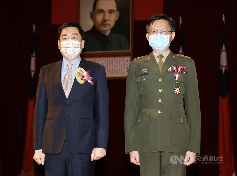 內政部與國防部25日在台北聯合舉辦第79屆兵役節慶祝大會暨頒獎典禮,內政部政務次長陳宗彥(左)頒發獎章給憲兵司令部第205指揮部上校袁昱舟(右)。中央社記者張皓安攝 111年2月25日