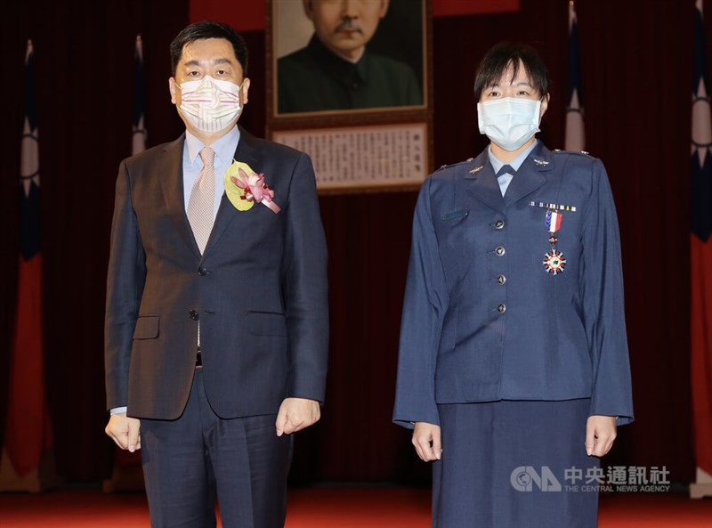 內政部與國防部25日在台北聯合舉辦第79屆兵役節慶祝大會暨頒獎典禮,內政部政務次長陳宗彥(左)頒發獎章給空軍司令部人事軍務處少校鍾玟(右)。中央社記者張皓安攝 111年2月25日