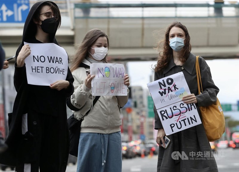 俄羅斯24日對烏克蘭發起軍事行動,旅台烏克蘭人等多國外籍人士25日前往莫北協駐台代表處外抗議,並舉出標語盼停止戰爭。中央社記者張皓安攝 111年2月25日
