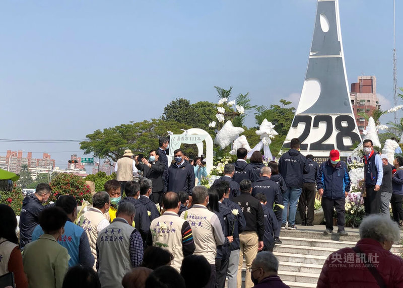 228事件75週年前夕,嘉義市25日舉行追思紀念會,市府主管與受難者家屬等人一同在嘉義市228紀念碑前獻花,對當時受難者表達追思及哀悼之意。中央社記者黃國芳攝 111年2月25日
