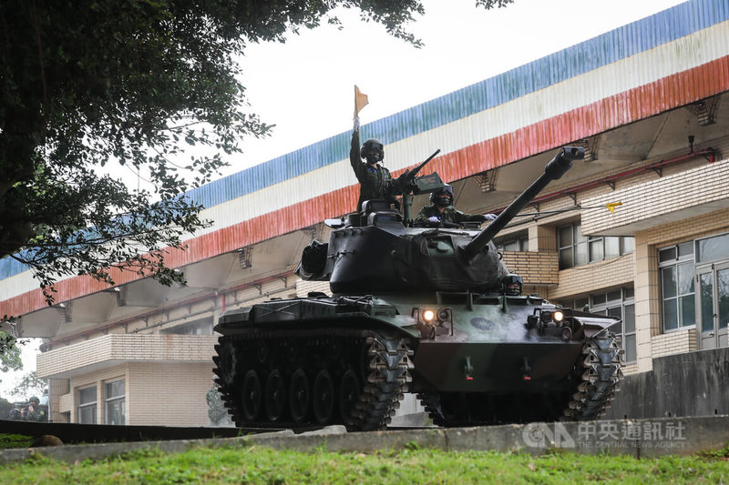 陸軍裝甲兵訓練指揮部25日舉行「陸軍Ｍ41A3戰車除役典禮」，現場安排在國軍服役超過一甲子的Ｍ41A3戰車動態展示，讓人一睹經典戰車馳騁的風采。中央社記者王騰毅攝  111年2月25日