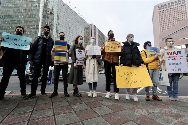 俄羅斯對烏克蘭展開全面入侵行動,多名在台烏克蘭人等25日下午集結在莫北協駐台代表處外抗議,來台已7年的貝娜(右3)說,在與母親聯繫時,她的故鄉雖然未受到戰火波及,但家人都擔心得無法睡覺。中央社記者張皓安攝 110年2月25日