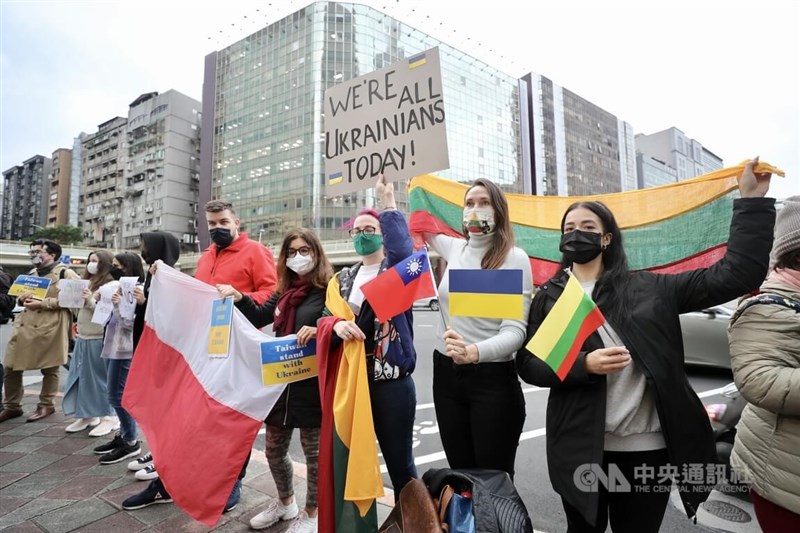 俄羅斯武力入侵烏克蘭,多名在台外籍人士25日到莫斯科台北經濟文化協調委員會駐台代表處前抗議,聲援烏克蘭。中央社記者張皓安攝 111年2月25日