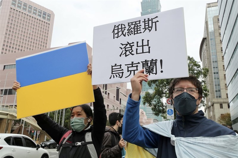 俄羅斯對烏克蘭展開全面入侵行動,來台6個月的烏克蘭人Alex Khomenko(右)等人25日前往莫北協駐台代表處前,對俄羅斯軍事入侵表達抗議,同時也為烏克蘭當地聲援打氣。中央社記者張皓安攝 110年2月25日