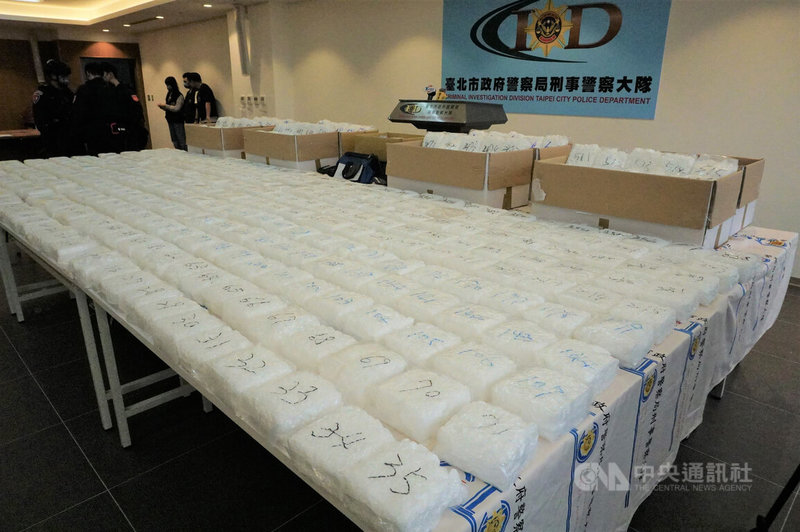 台北市刑警大隊25日召開記者會，宣布破獲陳姓男子等2人涉嫌透過漁船由宜蘭縣烏石漁港赴屏東外海與毒梟交易偷運毒品走私入境，查扣總重近720公斤共650包安非他命。中央社記者劉建邦攝  111年2月25日