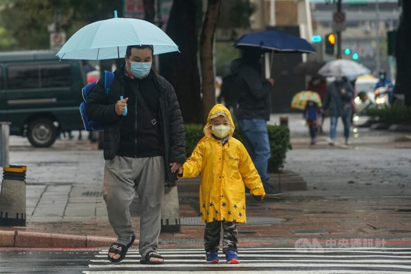 氣象局25日表示,北部東北部日照時數是歷年同期最少。(中央社檔案照片)