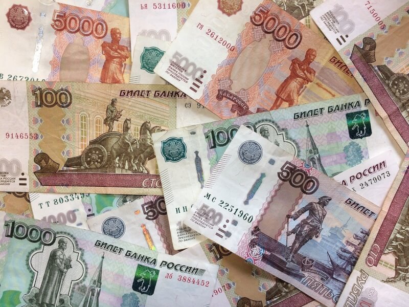 國際金融協會8日指出，俄羅斯今年經濟估將萎縮15%，明年則將衰退3%。圖為盧布。（圖取自Pixabay圖庫）