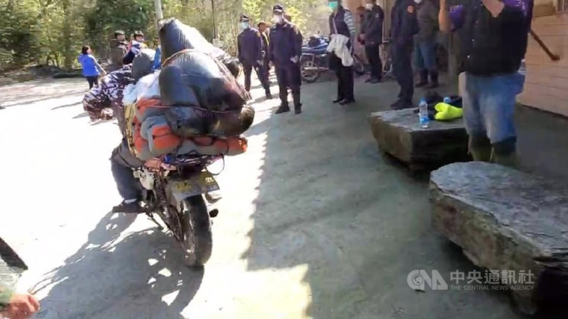 丹大林道開放不到1個月發生多起事故,考量丹大聯外道路部分路段仍在整修,南投林區管理處協調施工機關台電公司於18日起管制非公務車輛進入。部落登山協作業者25日齊聚管制站抗議,甚至騎機車硬闖。(翻攝畫面)中央社記者蕭博陽南投縣傳真 111年2月25日
